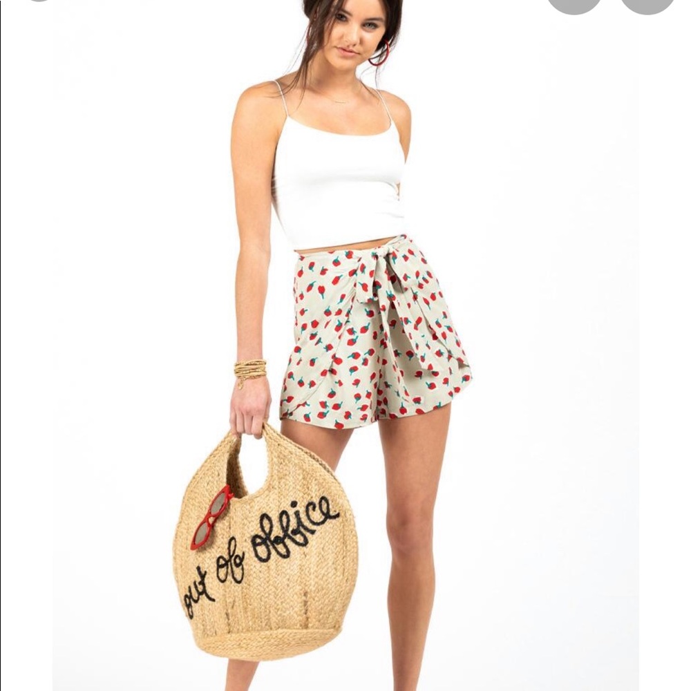 Adorable NWOT Layla Front Tie Apple Shorts